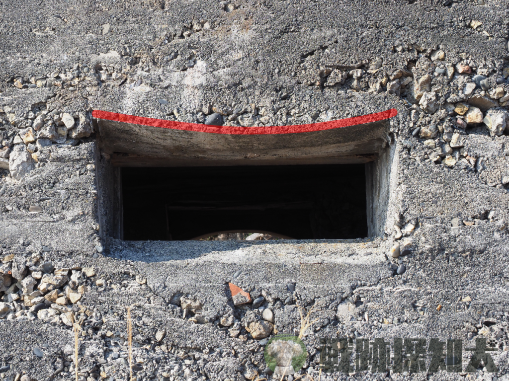 たわんでいる監視用の窓部分