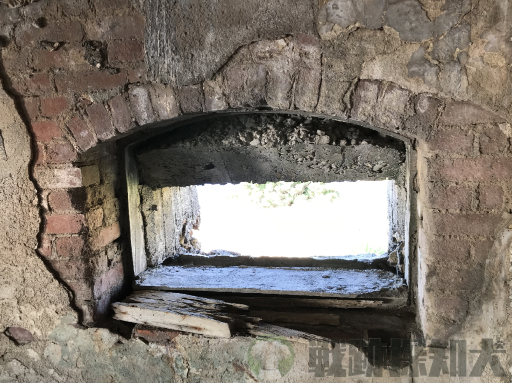 内側の壁のレンガ造り部分