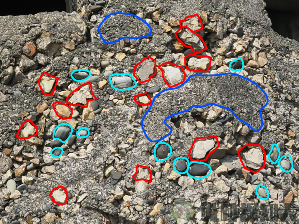 海軍望楼のコンクリート造りの外壁に使われている骨材
角ばった石、玉石、細かい玉砂利
