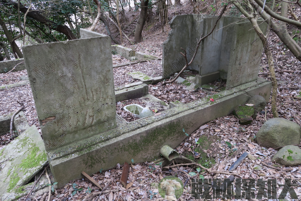 乙衛所の便所を北西側より撮影 右側の壁に囲まれた部分が小便器設置箇所