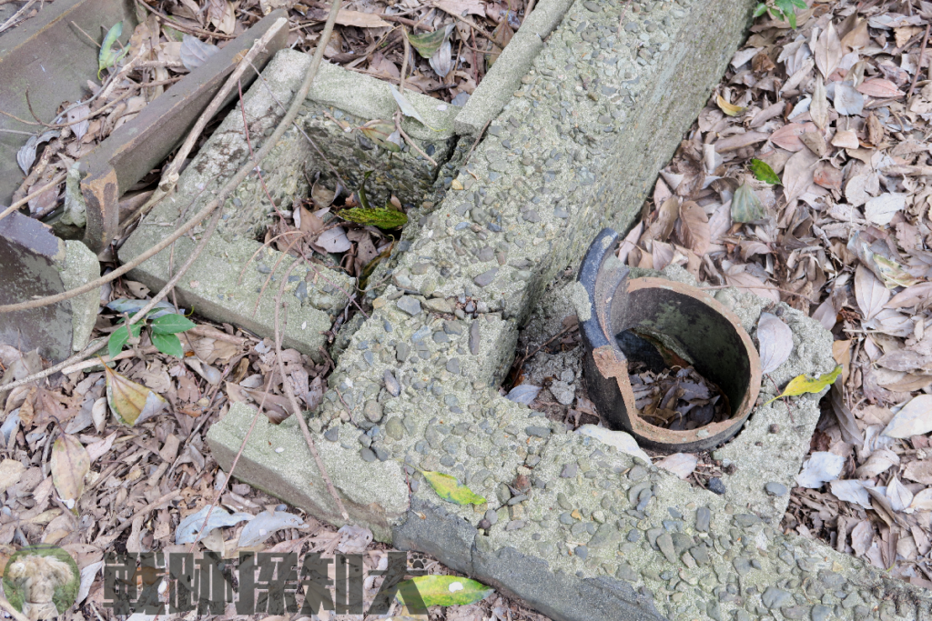 土管(室内側)とコンクリートの枠(室外側)で作られた特徴的な構造