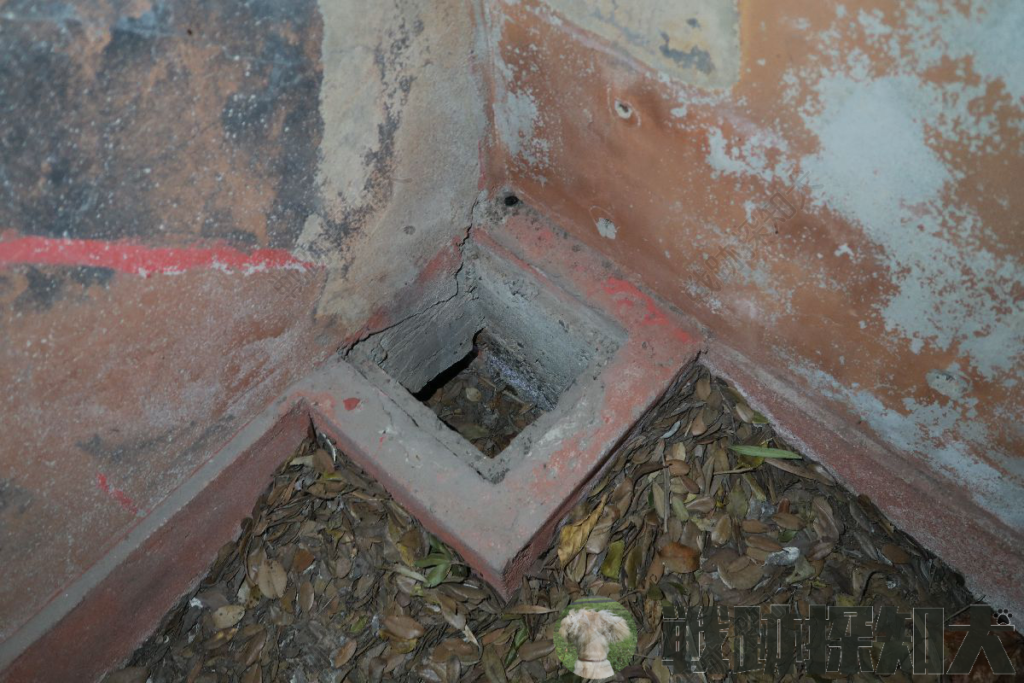 友ヶ島防備衛所衛所電池室にある類似構造物(穴は隣室に繋がっている)