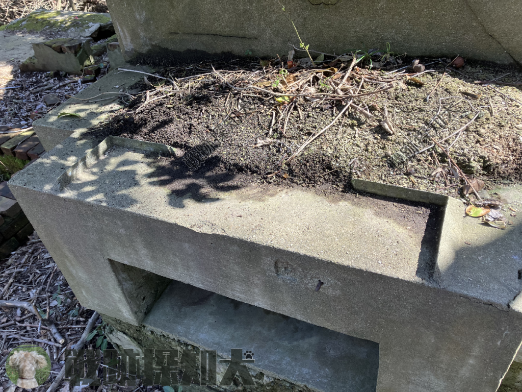 コンクリートの台は2台あり、上部の構造がやや異なる