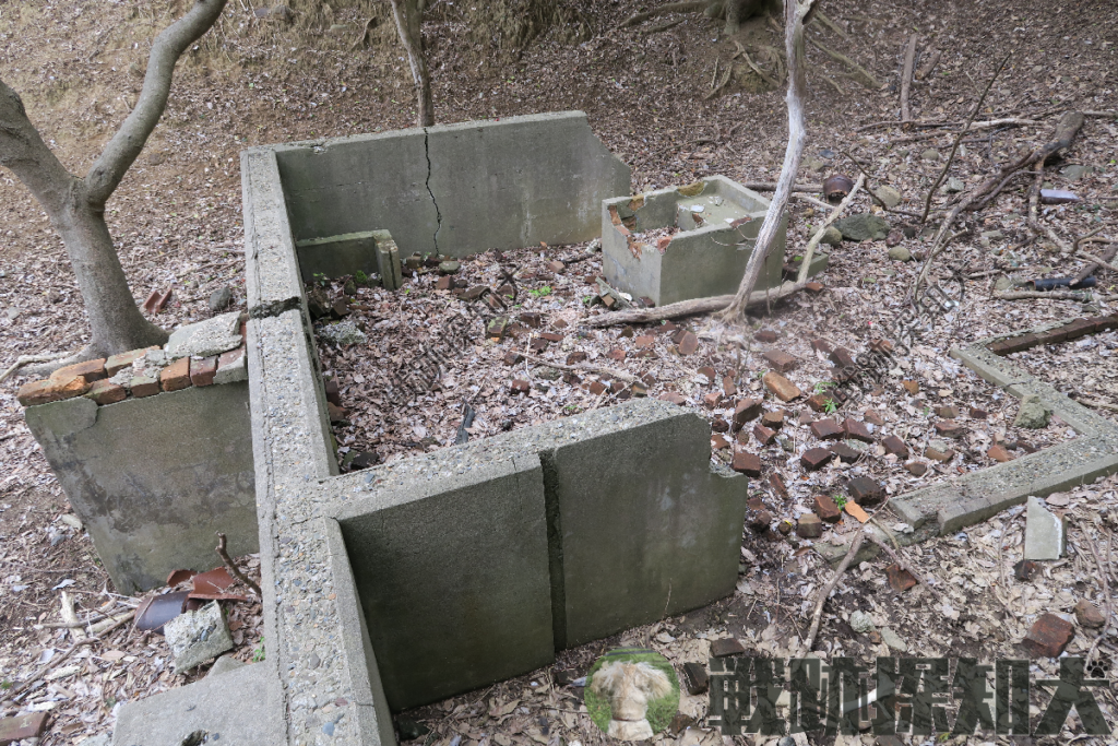 烹炊所:壁の外側に煙突基部が見られる(東側より撮影)