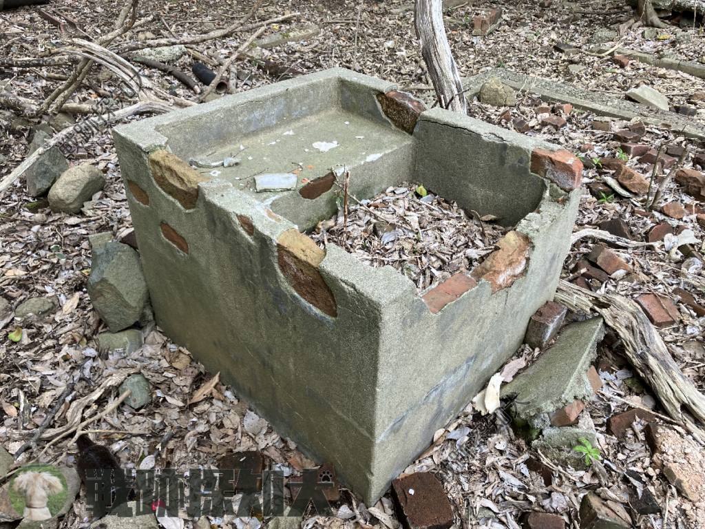 烹炊所中央にみられる流し台のような構造物