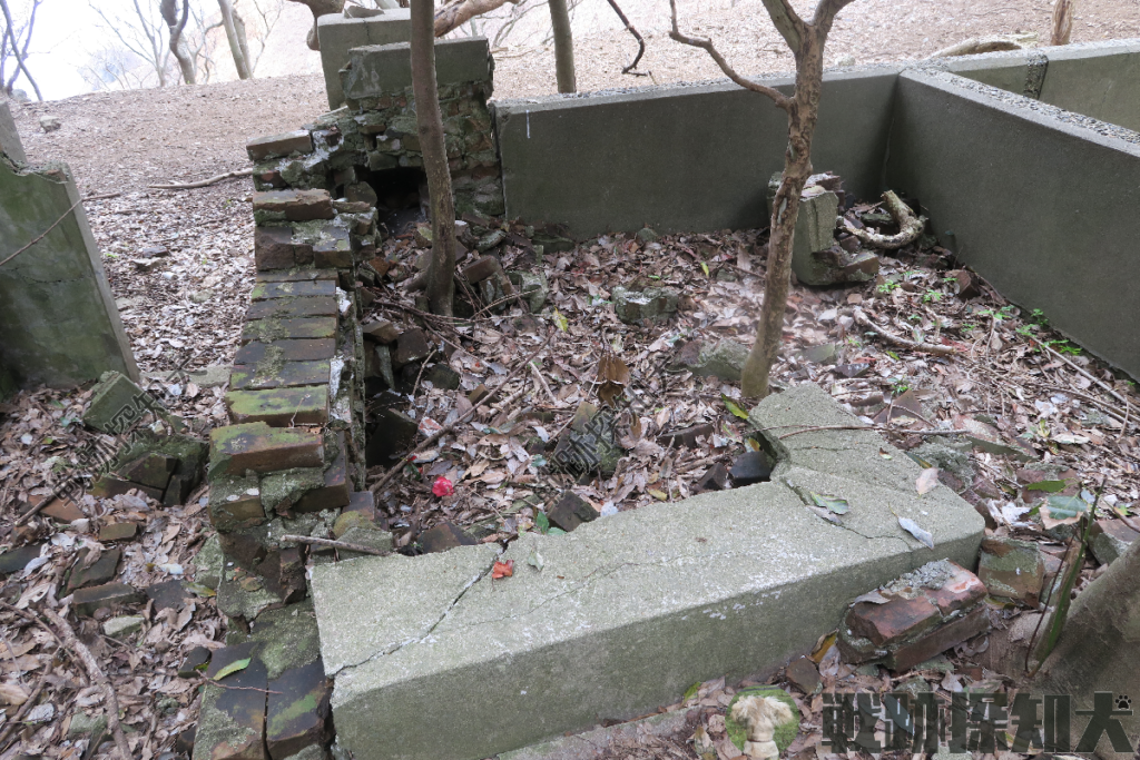 浴室2:左側にレンガ構造物の残骸、手前に凸部が見られる