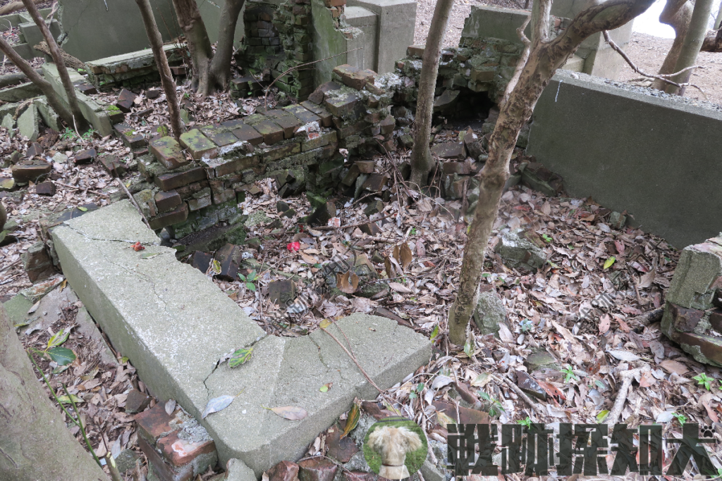 浴室2:左側に凸部、奥にレンガ構造物の残骸が見られる