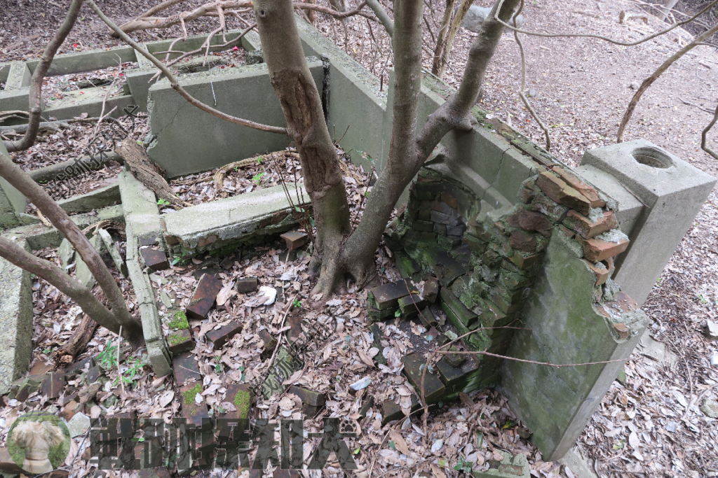 浴室1の状況:右奥に煙突基部とレンガ構造物の残骸、中央奥に凸部、左側に凹部が見られる