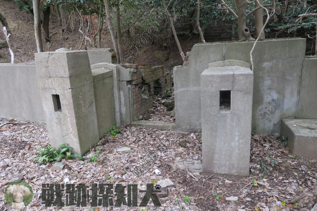 建物の浴室部を外側から:中央に通路出入口、左右に煙突基部が見られる(右側が浴室1、左側が浴室2)