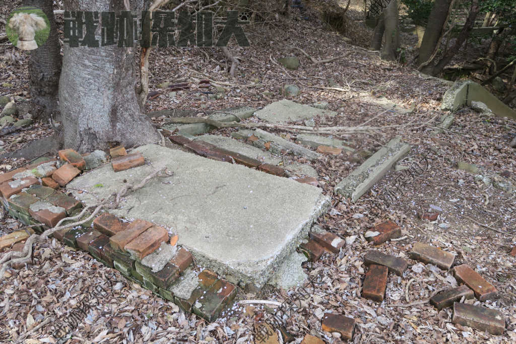 第二兵舎へ通じる通路の遺構:右奥の階段を下ると第一兵舎へ至る