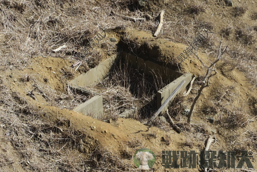 地下(?)発電機室:建物の斜面山側にける壁の外側の多くは土砂で埋められているが、写真左側の壁の外側の一部は埋められておらず、使用されていた当時から半地下構造であったのかは不明