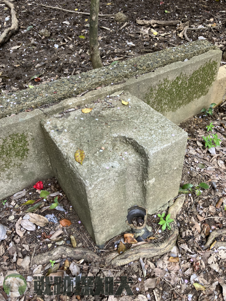 一辺50cm弱のコンクリート塊(第一兵舎)