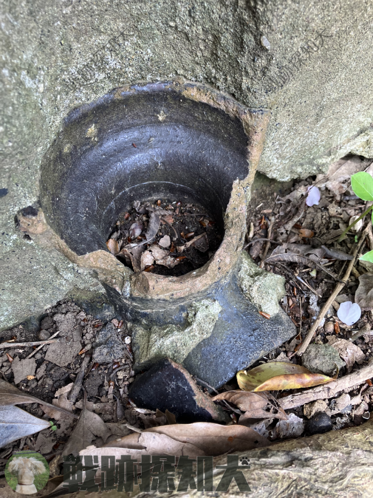 コンクリート塊に埋め込まれた土管