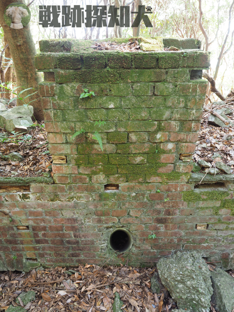 芹崎防備衛所衛所聴音室（その３）
窓と窓の間の壁面下部に穴があるが、用途不明