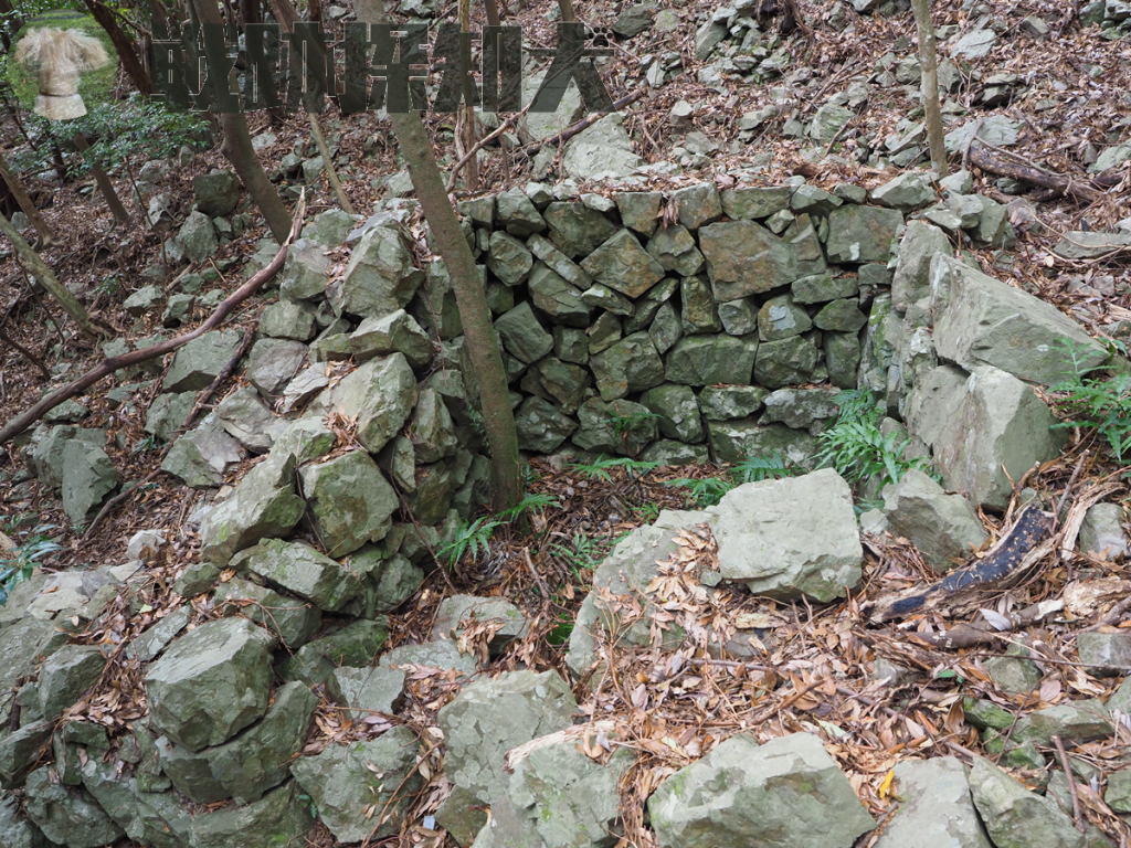 芹崎防備衛所衛所から北北東へ約200m付近の削平地と石垣（その２）