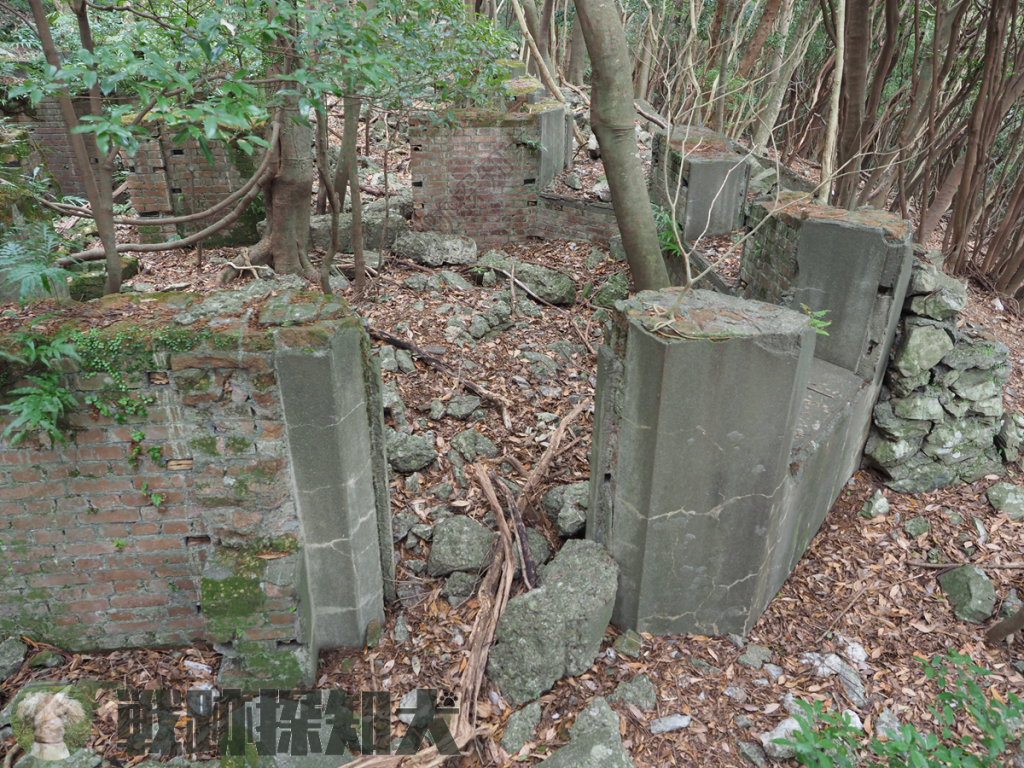 芹崎防備衛所衛指揮室（その２）：南側より撮影　壁の外側に石を積み上げて擬装している