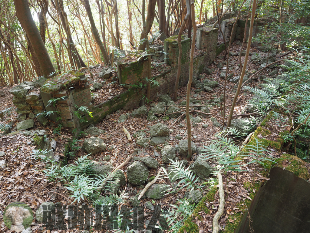 芹崎防備衛所衛所聴音室（その１）：北西側より撮影　海側に窓が連なっている