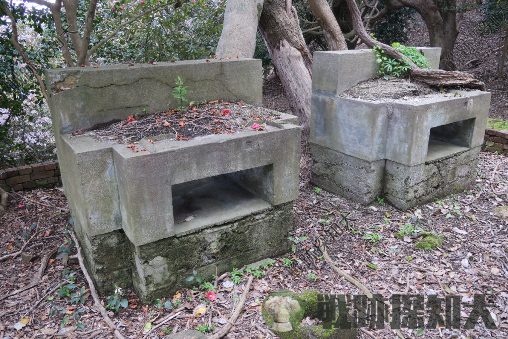 成生防備衛所の甲衛所で確認した二式磁気探知機のコンクリート台（筆者撮影）