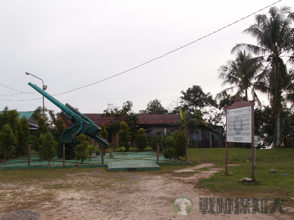 広場に鎮座する「日本軍の大砲」の写真